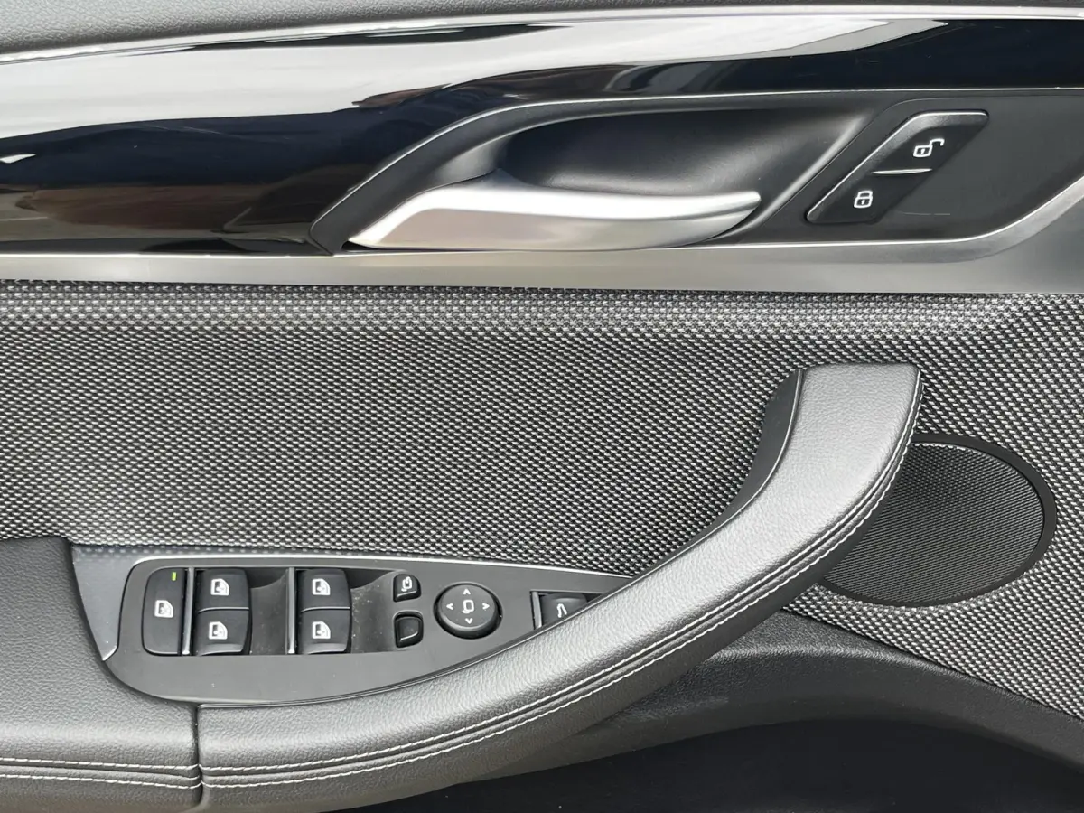 xDrive30e High Executive | xLine/Navi/Clima/Cruise/PDC/Privacy-Glass/20"/Sfeerverlichting/Apple CarPlay-Android Auto