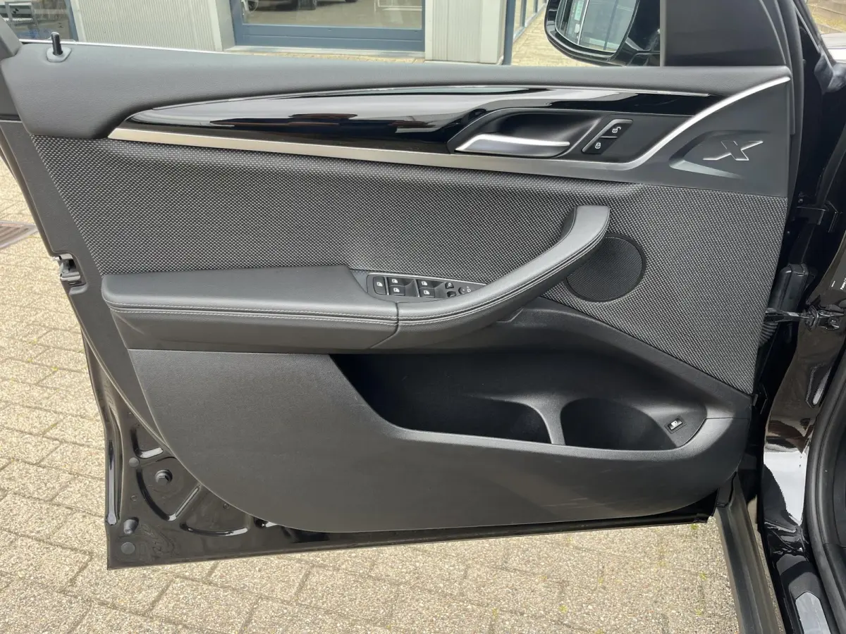 xDrive30e High Executive | xLine/Navi/Clima/Cruise/PDC/Privacy-Glass/20"/Sfeerverlichting/Apple CarPlay-Android Auto