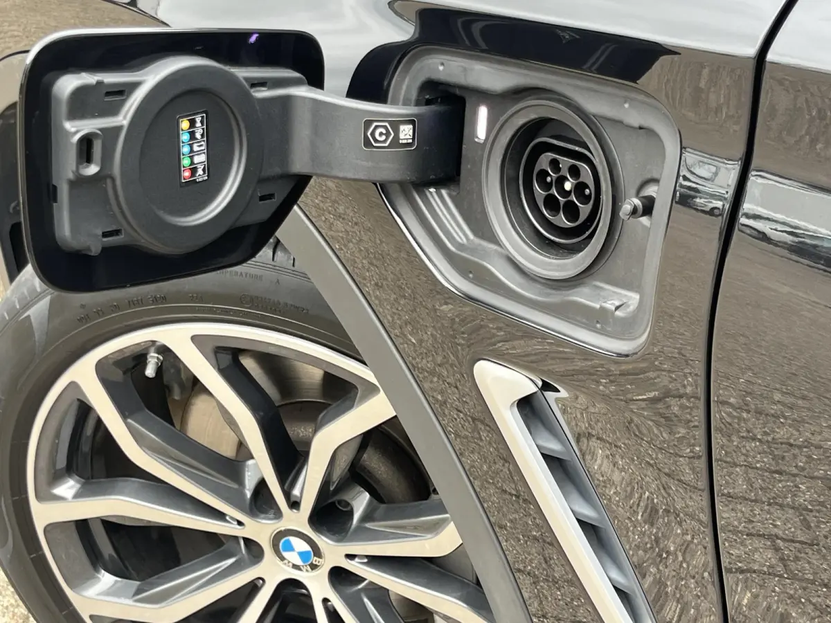 xDrive30e High Executive | xLine/Navi/Clima/Cruise/PDC/Privacy-Glass/20"/Sfeerverlichting/Apple CarPlay-Android Auto