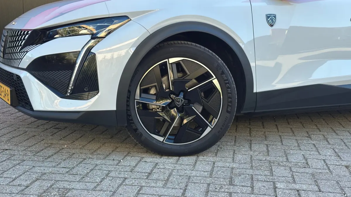 GT Avantage 58 kWh | Apple Carplay / Android Auto | Adaptieve Cruise Control | 360° Camera | Stoelverwarming Voor | Stuurverwarming | Navigatie | Elektrische achterklep | Achteruitrijcamera