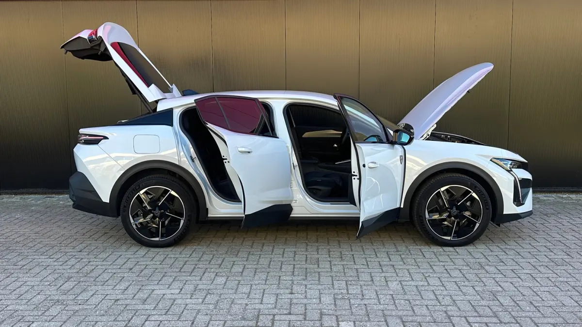 GT Avantage 58 kWh | Apple Carplay / Android Auto | Adaptieve Cruise Control | 360° Camera | Stoelverwarming Voor | Stuurverwarming | Navigatie | Elektrische achterklep | Achteruitrijcamera