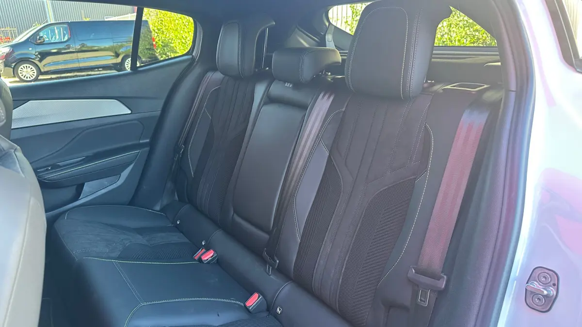 GT Avantage 58 kWh | Apple Carplay / Android Auto | Adaptieve Cruise Control | 360° Camera | Stoelverwarming Voor | Stuurverwarming | Navigatie | Elektrische achterklep | Achteruitrijcamera