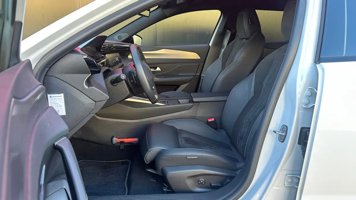 GT Avantage 58 kWh | Apple Carplay / Android Auto | Adaptieve Cruise Control | 360° Camera | Stoelverwarming Voor | Stuurverwarming | Navigatie | Elektrische achterklep | Achteruitrijcamera
