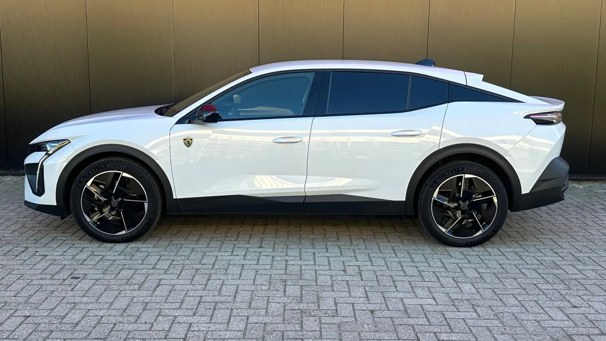 GT Avantage 58 kWh | Apple Carplay / Android Auto | Adaptieve Cruise Control | 360° Camera | Stoelverwarming Voor | Stuurverwarming | Navigatie | Elektrische achterklep | Achteruitrijcamera