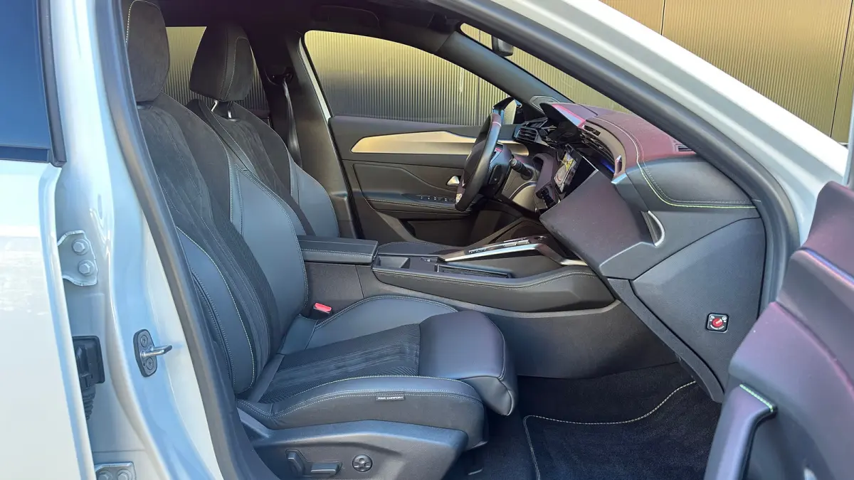 GT Avantage 58 kWh | Apple Carplay / Android Auto | Adaptieve Cruise Control | 360° Camera | Stoelverwarming Voor | Stuurverwarming | Navigatie | Elektrische achterklep | Achteruitrijcamera
