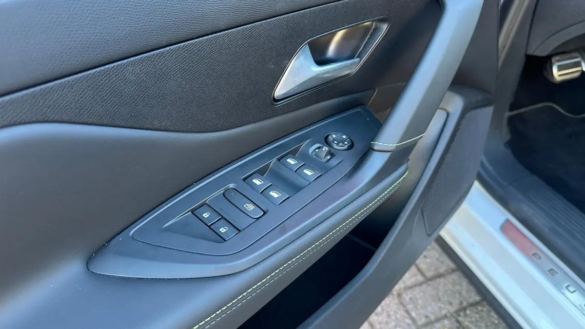 GT Avantage 58 kWh | Apple Carplay / Android Auto | Adaptieve Cruise Control | 360° Camera | Stoelverwarming Voor | Stuurverwarming | Navigatie | Elektrische achterklep | Achteruitrijcamera