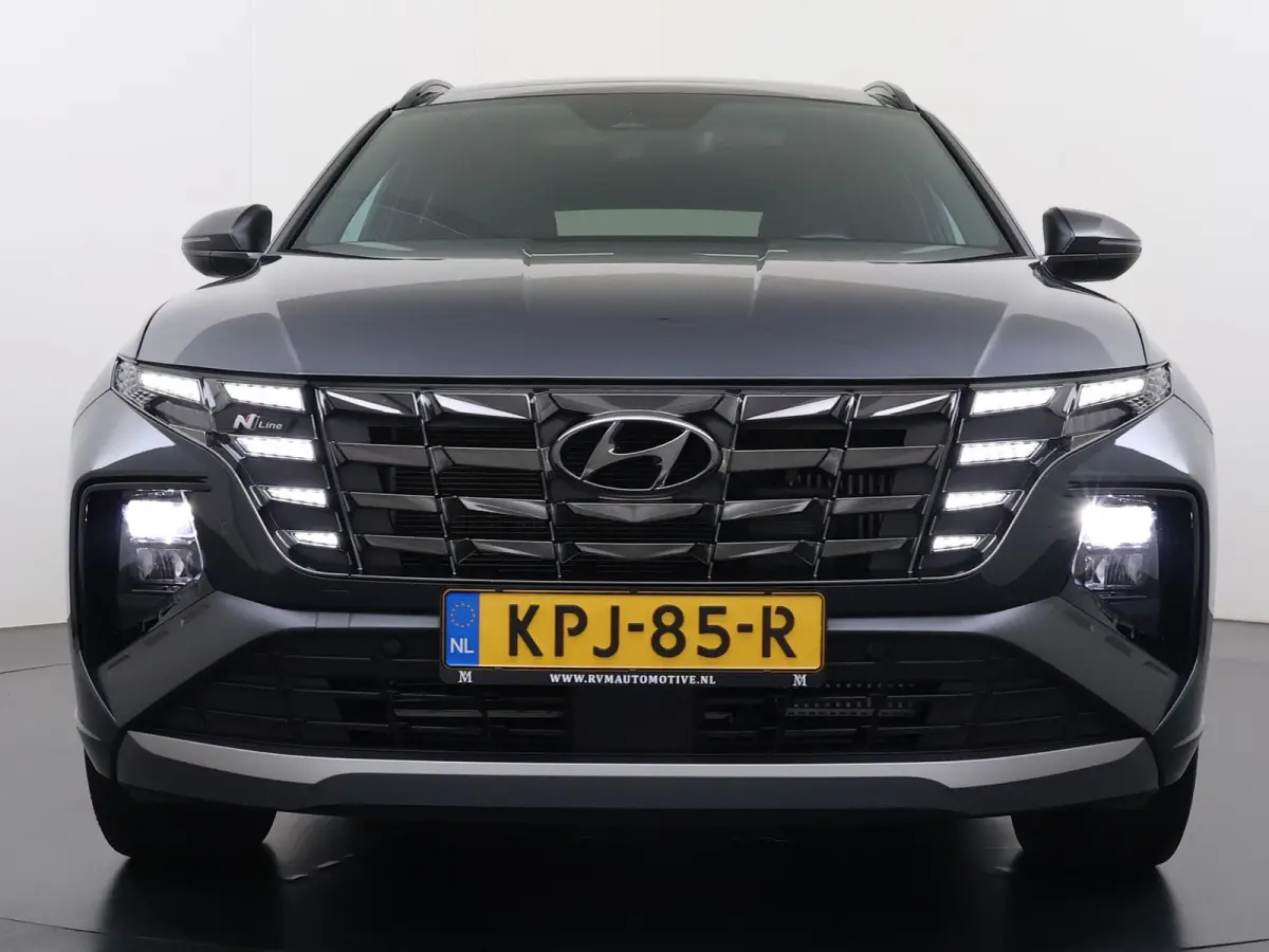 1.6 T-GDI HEV N Line Sky 4WD VAN: 37.900,- VOOR: 32.877,- UW HERFSTVOORDEEL: 5.023,-PANO |DEALER ONDERHOUDEN| HYUNDAI GARANTIE T/M 02-2028| STOELVENTILATIE + VERWARMING| CAMERA | FULL OPTION