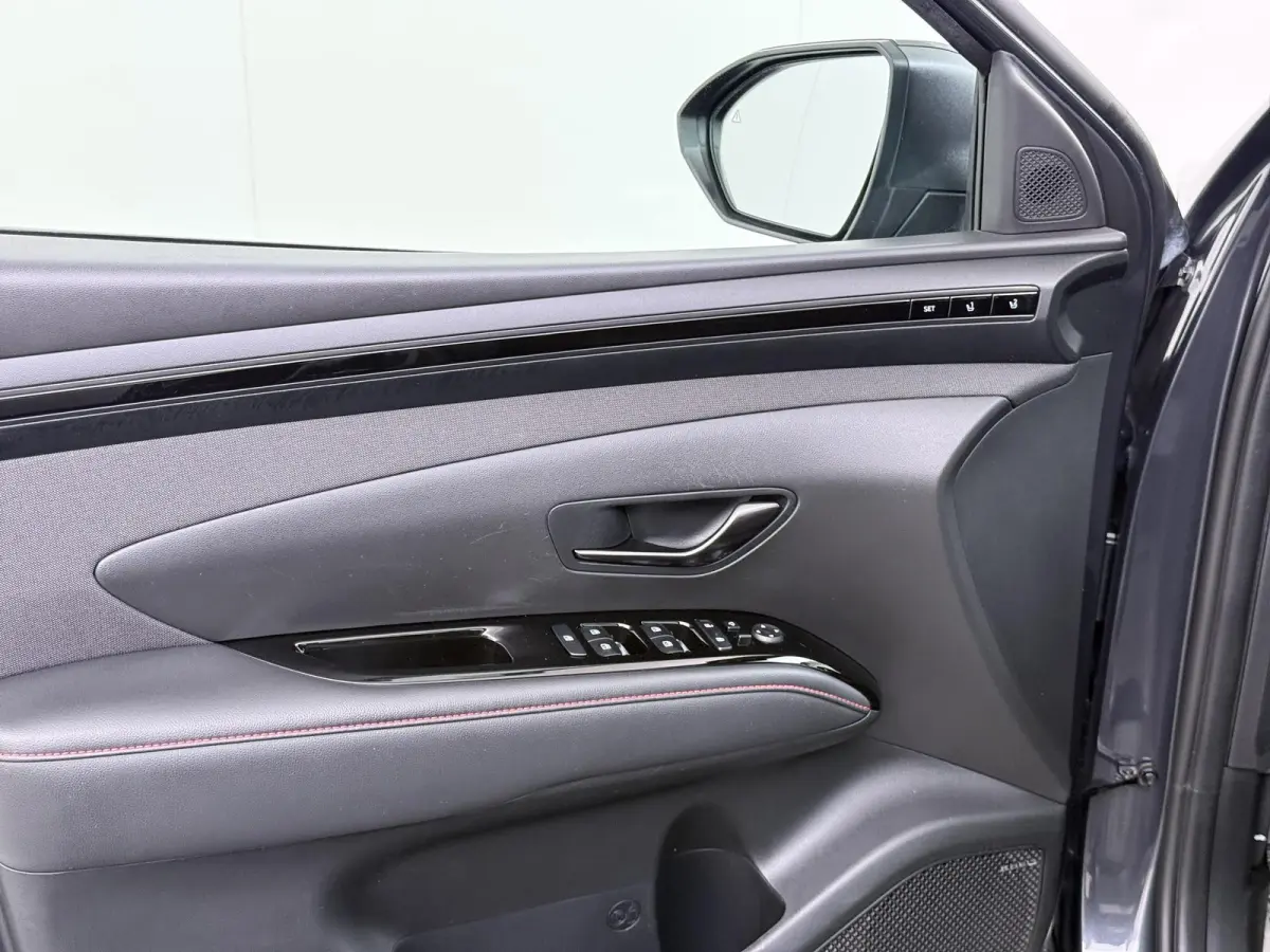 1.6 T-GDI HEV N Line Sky 4WD VAN: 37.900,- VOOR: 32.877,- UW HERFSTVOORDEEL: 5.023,-PANO |DEALER ONDERHOUDEN| HYUNDAI GARANTIE T/M 02-2028| STOELVENTILATIE + VERWARMING| CAMERA | FULL OPTION