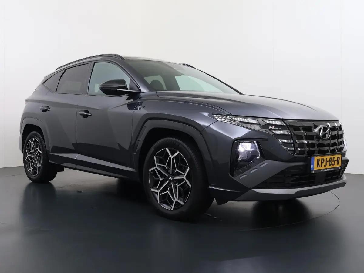 1.6 T-GDI HEV N Line Sky 4WD VAN: 37.900,- VOOR: 32.877,- UW HERFSTVOORDEEL: 5.023,-PANO |DEALER ONDERHOUDEN| HYUNDAI GARANTIE T/M 02-2028| STOELVENTILATIE + VERWARMING| CAMERA | FULL OPTION