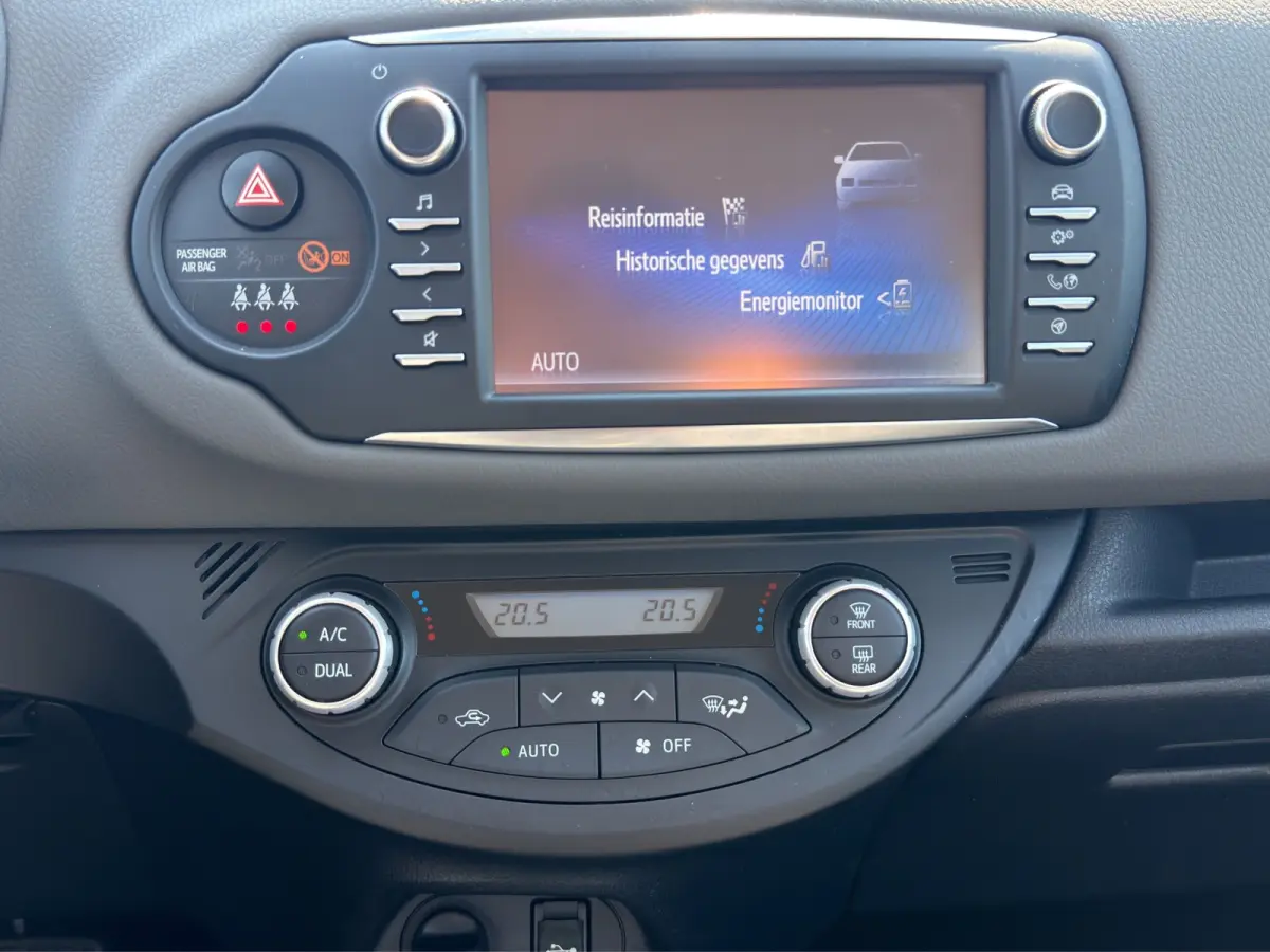 1.5 Hybrid Active | Achteruitrijcamera | Cruise Control | Airco | Centrale deurvergendeling met afstandsbediening |