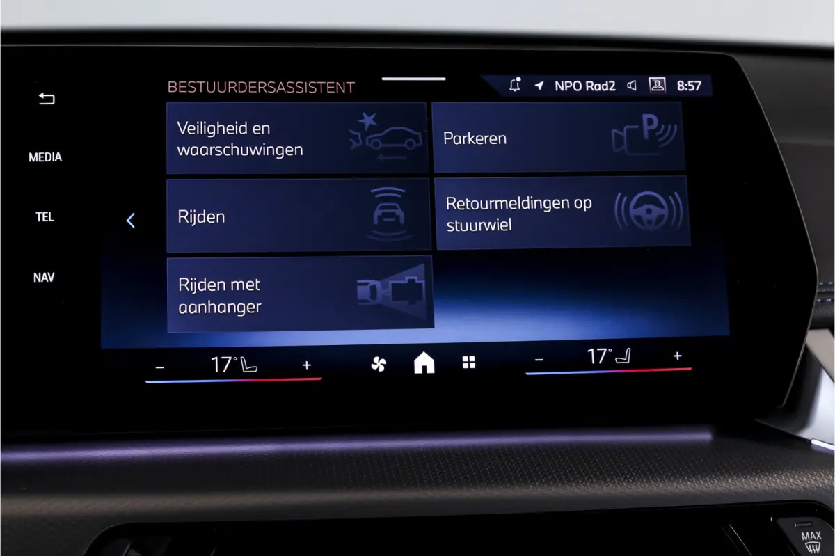 xDrive25e 245 PK M-Sport | Premium Pack | S/K-Panodak | Elek. Trekhaak | Dig. Cockpit | Cruise | Stoelverw. | PDC | Camera | NAV+App. Connect | ECC | Elek. Klep | LM 19" | 2882
