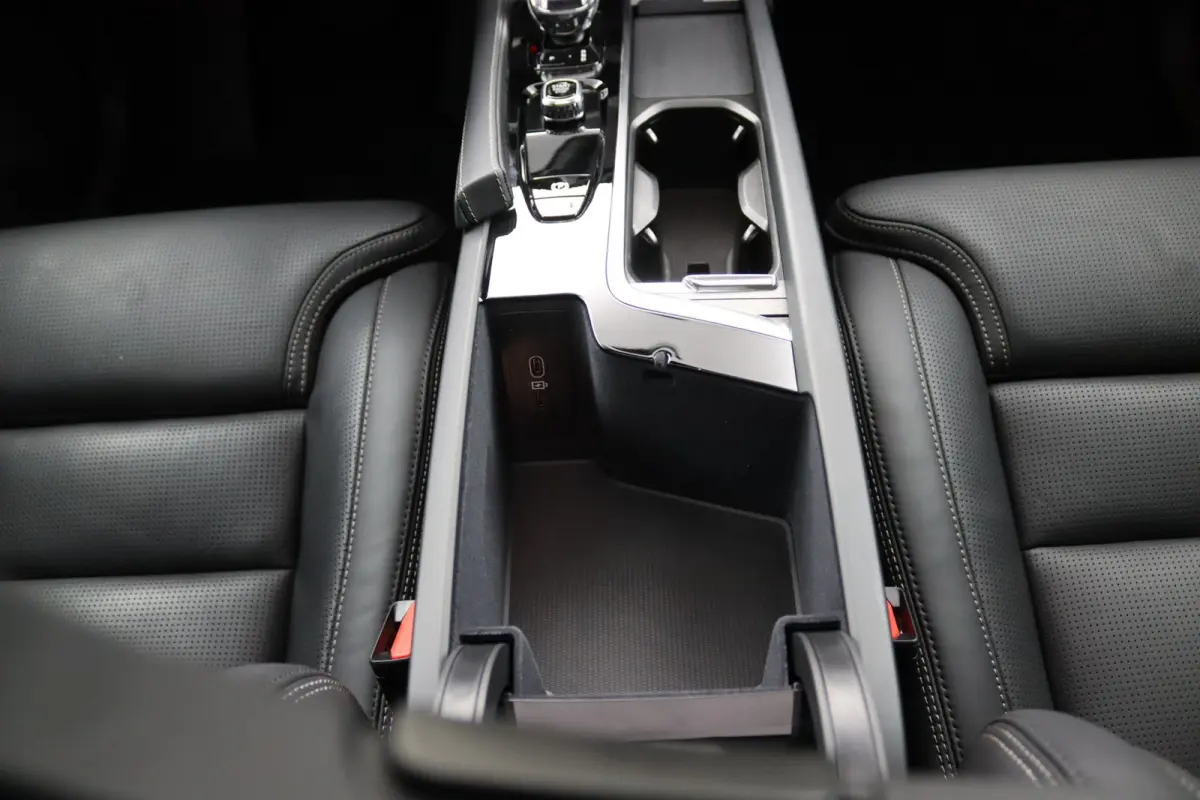 T8 Plug-in hybrid AWD Ultra Dark | Luchtvering | Trekhaak | SoH 96% | Harman/Kardon | Stoelventilatie | Massage | Harman/Kardon | 360 Camera | 22 Inch Wielen