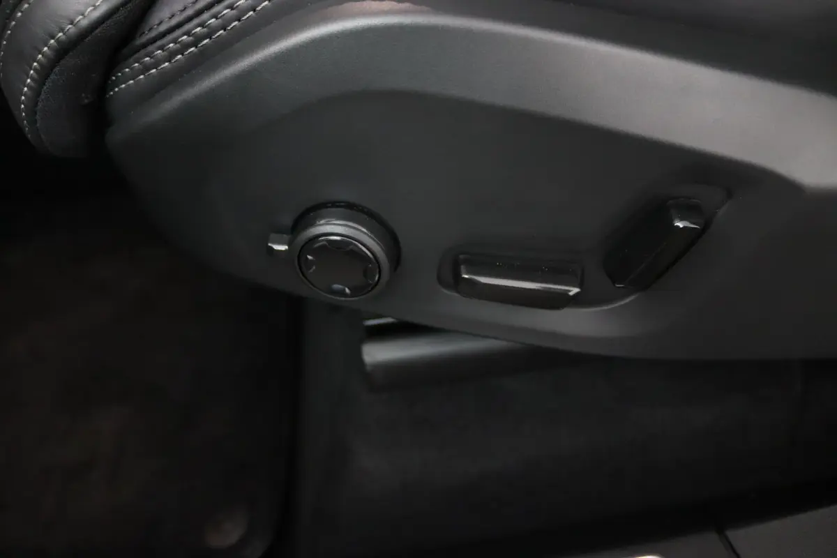 T8 Plug-in hybrid AWD Ultra Dark | Luchtvering | Trekhaak | SoH 96% | Harman/Kardon | Stoelventilatie | Massage | Harman/Kardon | 360 Camera | 22 Inch Wielen