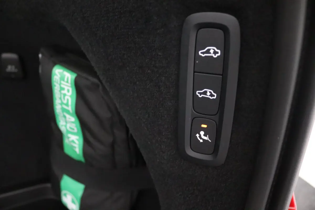T8 Plug-in hybrid AWD Ultra Dark | Luchtvering | Trekhaak | SoH 96% | Harman/Kardon | Stoelventilatie | Massage | Harman/Kardon | 360 Camera | 22 Inch Wielen
