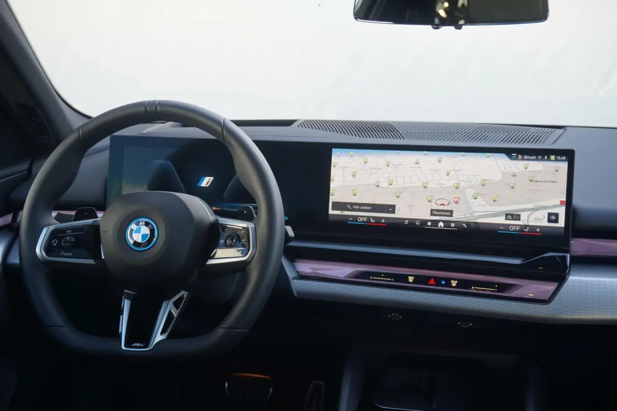 550e xDrive | SoH 100% |M Sportpakket Pro | Glazen Panoramadak | Adaptief Onderstel Professional | Harman Kardon | Head-Up Display