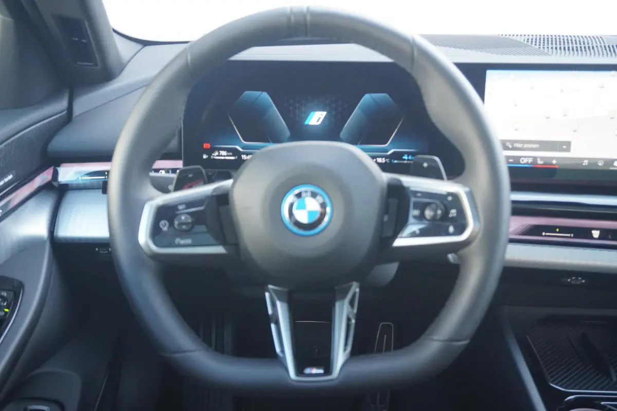 550e xDrive | SoH 100% |M Sportpakket Pro | Glazen Panoramadak | Adaptief Onderstel Professional | Harman Kardon | Head-Up Display