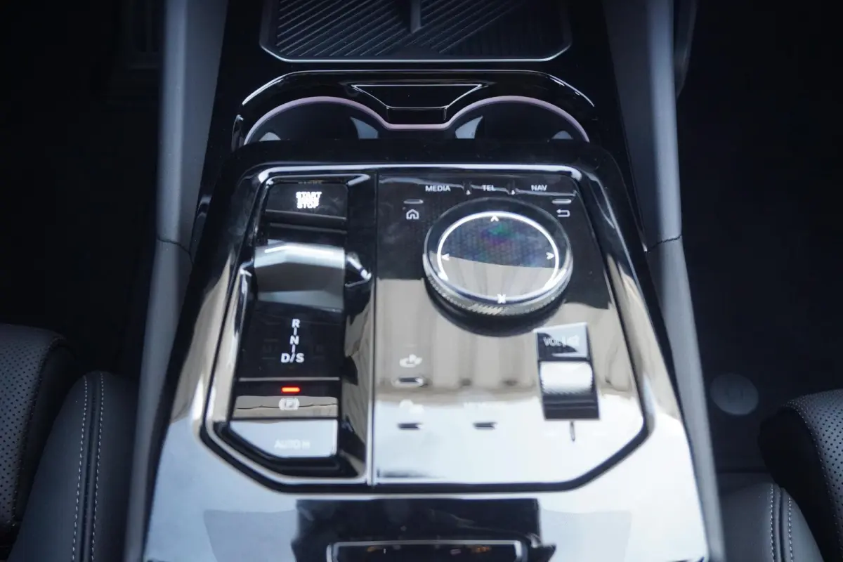 550e xDrive | SoH 100% |M Sportpakket Pro | Glazen Panoramadak | Adaptief Onderstel Professional | Harman Kardon | Head-Up Display