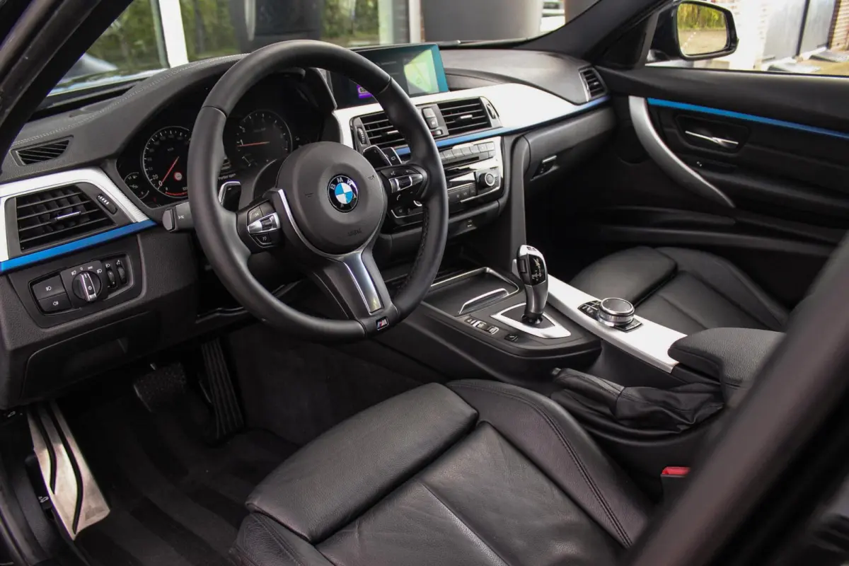 320i M Sport Edition | 2e eigenaar | NL auto | Camera | HiFi audio | Stoelverwarming | DAB | Head-up | Cruise control | LED | Park Assistant | PDC | Navigatie