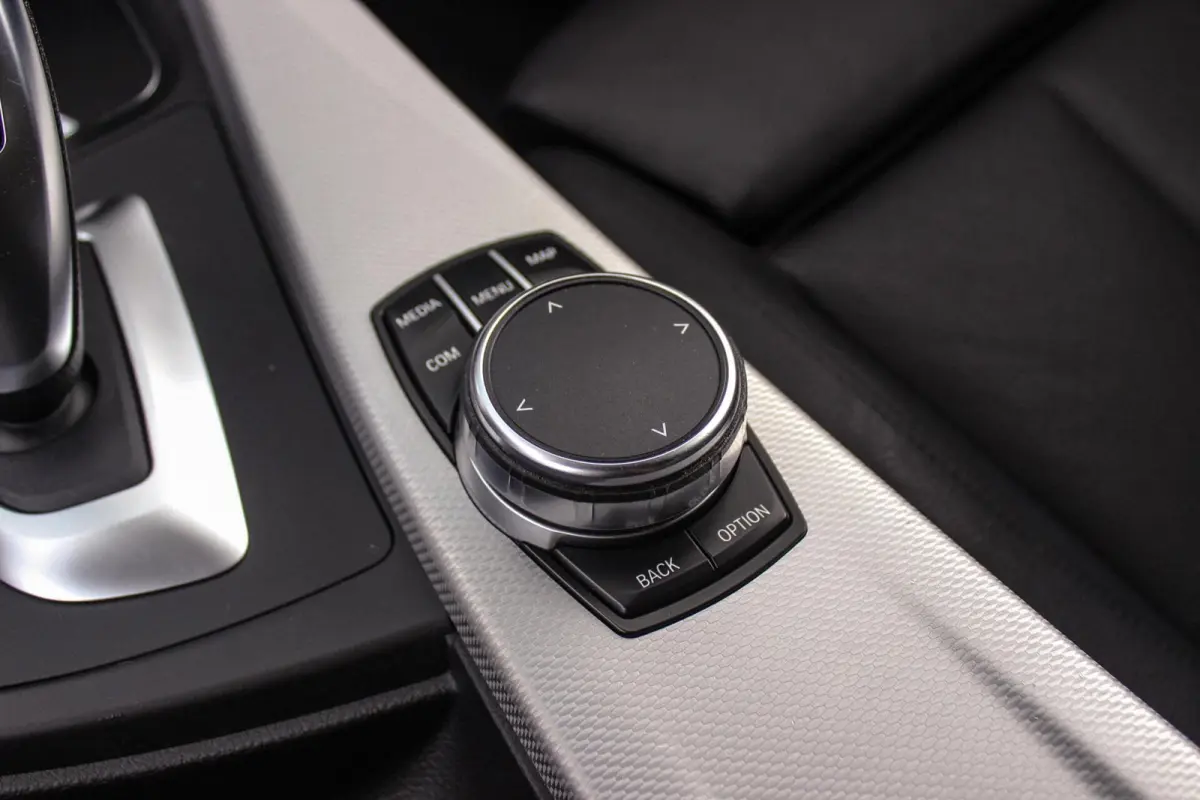 320i M Sport Edition | 2e eigenaar | NL auto | Camera | HiFi audio | Stoelverwarming | DAB | Head-up | Cruise control | LED | Park Assistant | PDC | Navigatie