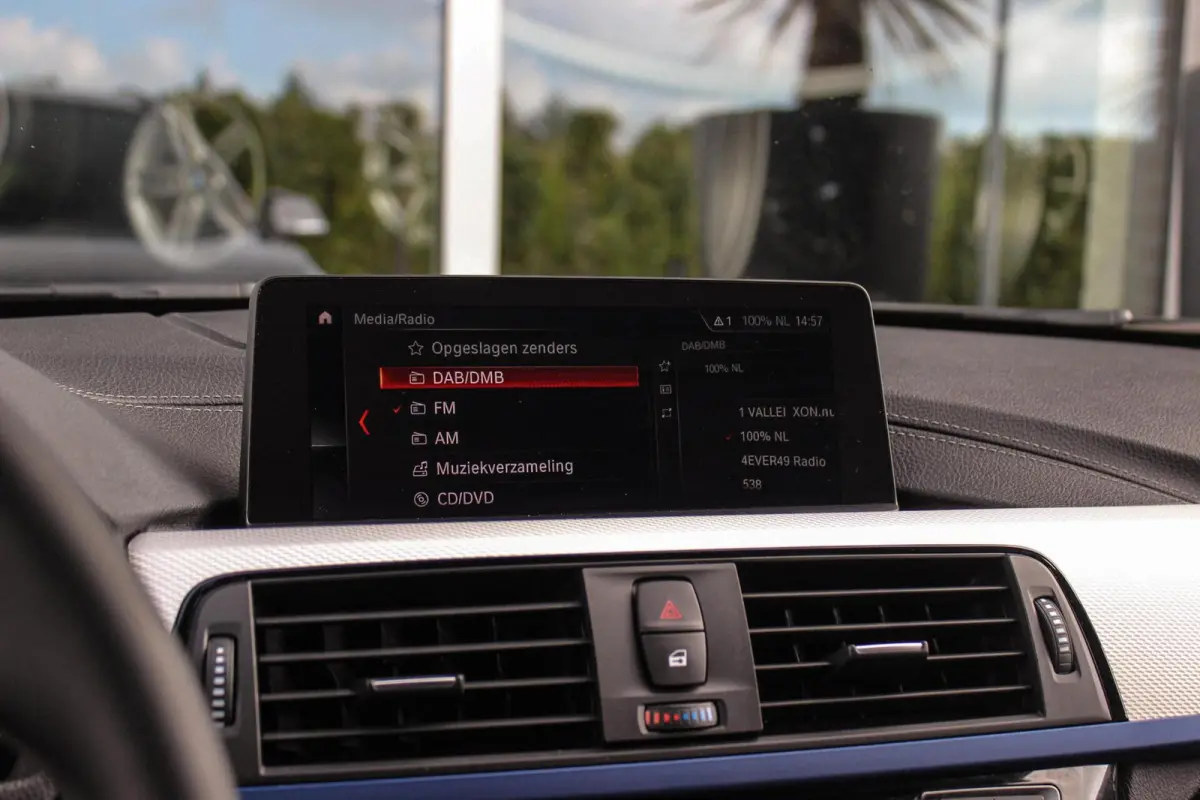 320i M Sport Edition | 2e eigenaar | NL auto | Camera | HiFi audio | Stoelverwarming | DAB | Head-up | Cruise control | LED | Park Assistant | PDC | Navigatie