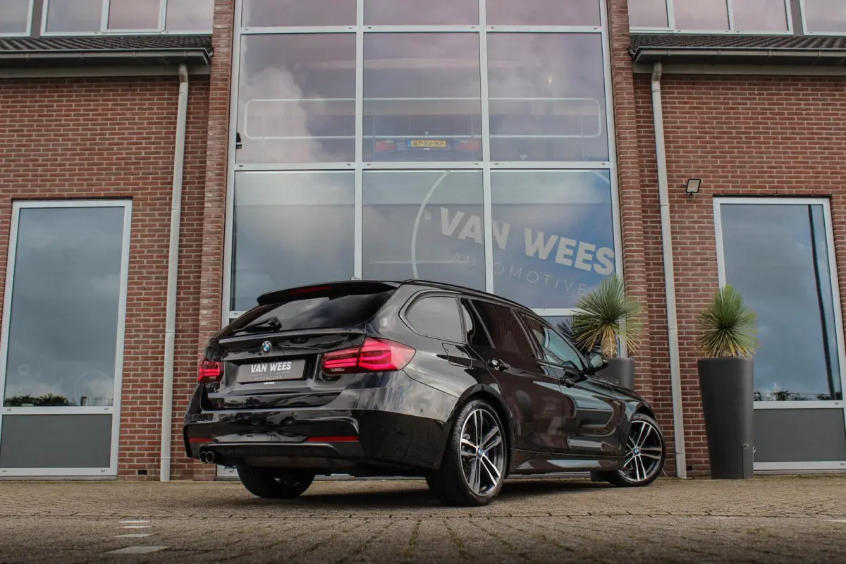 320i M Sport Edition | 2e eigenaar | NL auto | Camera | HiFi audio | Stoelverwarming | DAB | Head-up | Cruise control | LED | Park Assistant | PDC | Navigatie
