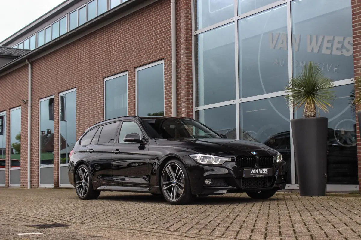 320i M Sport Edition | 2e eigenaar | NL auto | Camera | HiFi audio | Stoelverwarming | DAB | Head-up | Cruise control | LED | Park Assistant | PDC | Navigatie