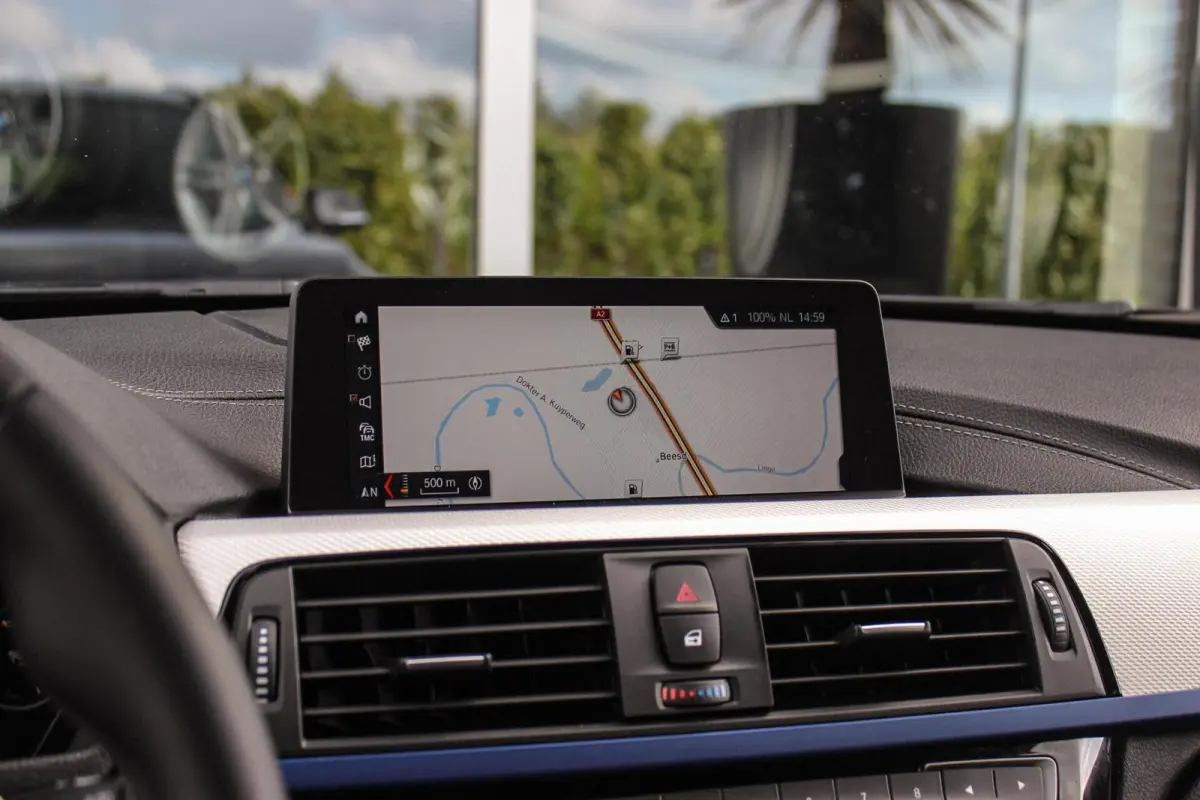 320i M Sport Edition | 2e eigenaar | NL auto | Camera | HiFi audio | Stoelverwarming | DAB | Head-up | Cruise control | LED | Park Assistant | PDC | Navigatie