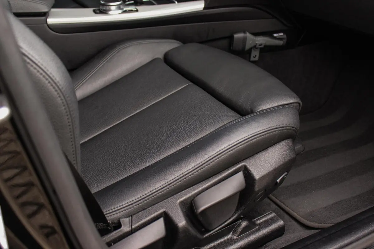 320i M Sport Edition | 2e eigenaar | NL auto | Camera | HiFi audio | Stoelverwarming | DAB | Head-up | Cruise control | LED | Park Assistant | PDC | Navigatie