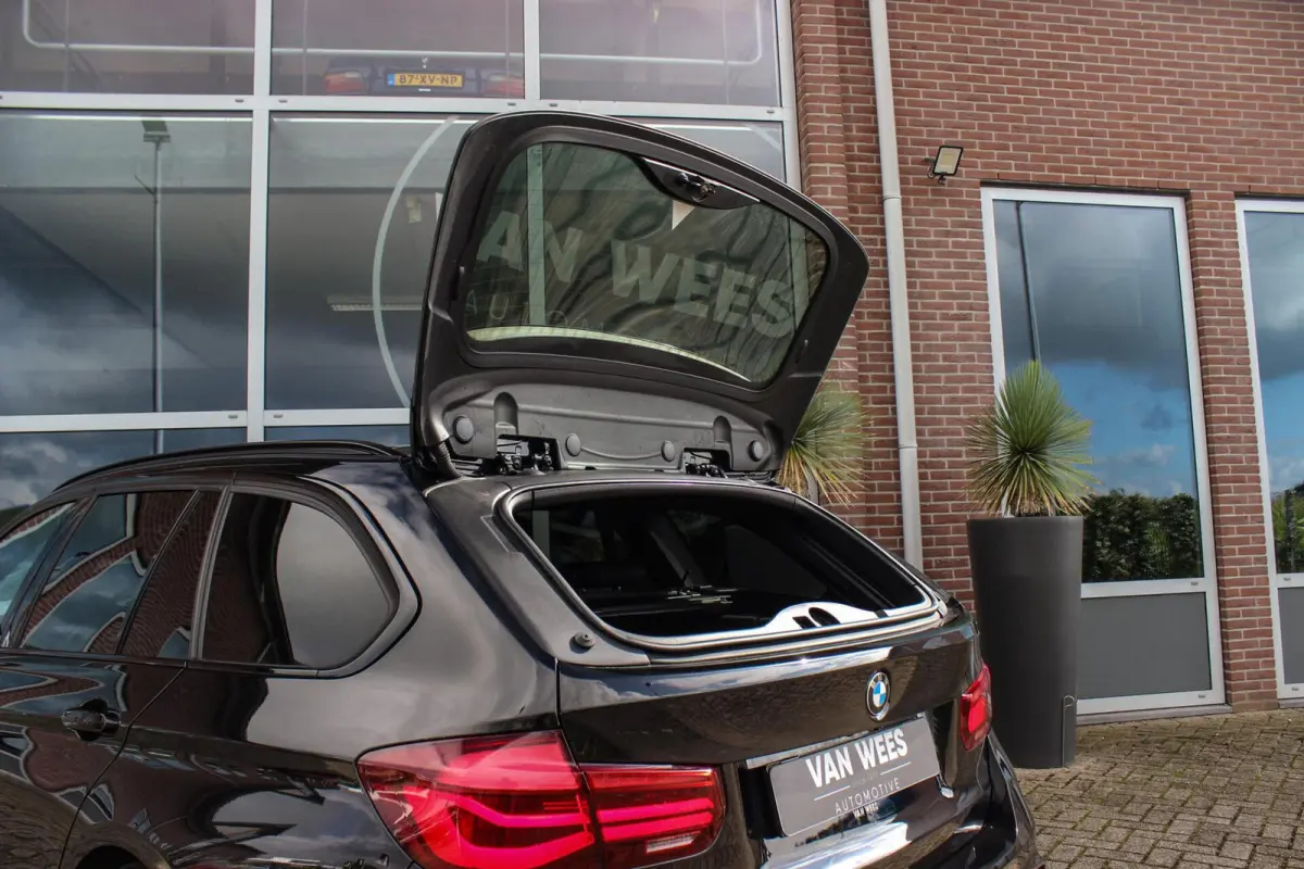 320i M Sport Edition | 2e eigenaar | NL auto | Camera | HiFi audio | Stoelverwarming | DAB | Head-up | Cruise control | LED | Park Assistant | PDC | Navigatie