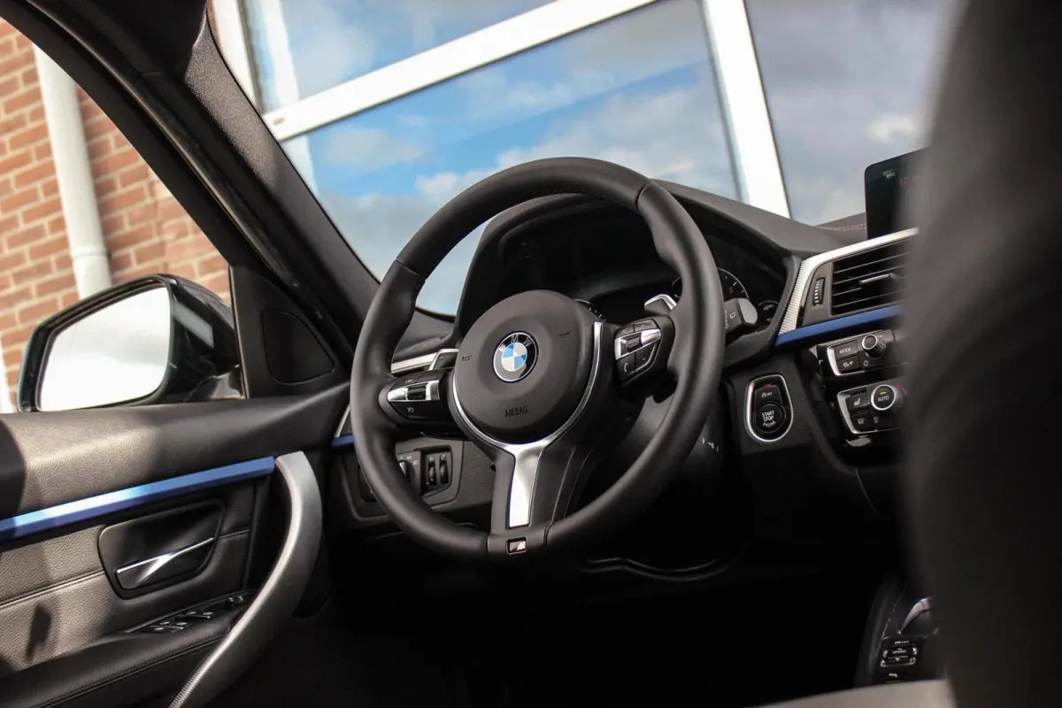 320i M Sport Edition | 2e eigenaar | NL auto | Camera | HiFi audio | Stoelverwarming | DAB | Head-up | Cruise control | LED | Park Assistant | PDC | Navigatie