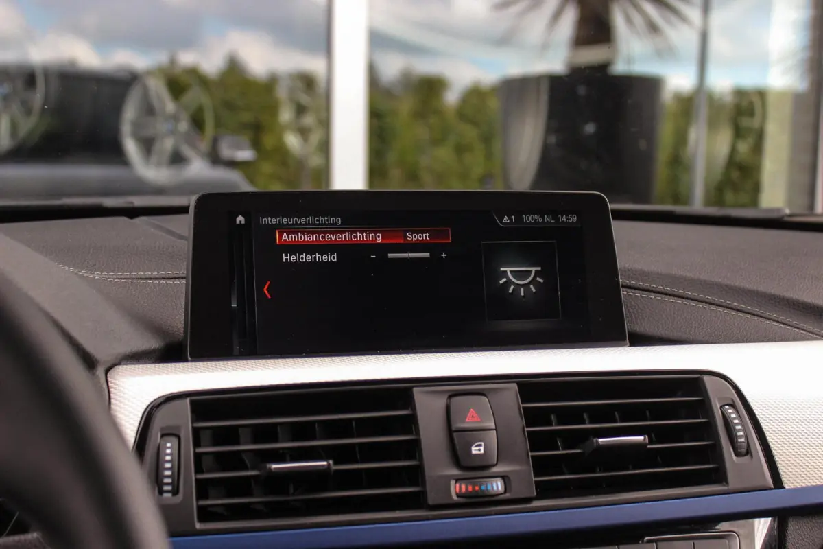 320i M Sport Edition | 2e eigenaar | NL auto | Camera | HiFi audio | Stoelverwarming | DAB | Head-up | Cruise control | LED | Park Assistant | PDC | Navigatie