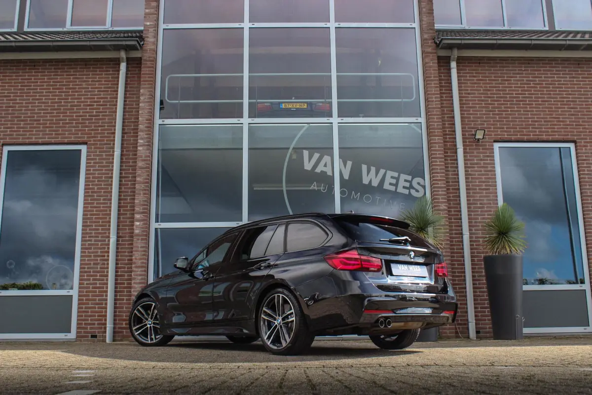320i M Sport Edition | 2e eigenaar | NL auto | Camera | HiFi audio | Stoelverwarming | DAB | Head-up | Cruise control | LED | Park Assistant | PDC | Navigatie