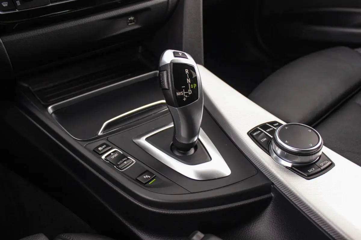 320i M Sport Edition | 2e eigenaar | NL auto | Camera | HiFi audio | Stoelverwarming | DAB | Head-up | Cruise control | LED | Park Assistant | PDC | Navigatie