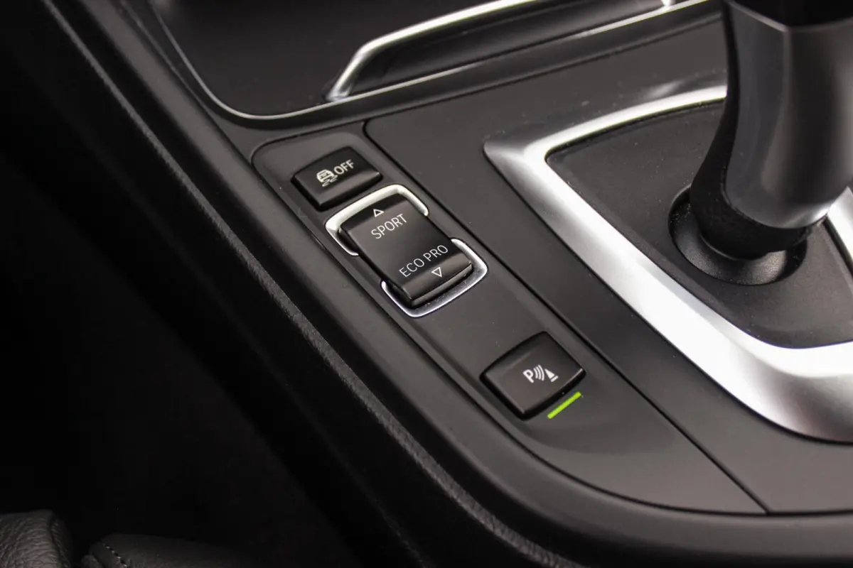 320i M Sport Edition | 2e eigenaar | NL auto | Camera | HiFi audio | Stoelverwarming | DAB | Head-up | Cruise control | LED | Park Assistant | PDC | Navigatie