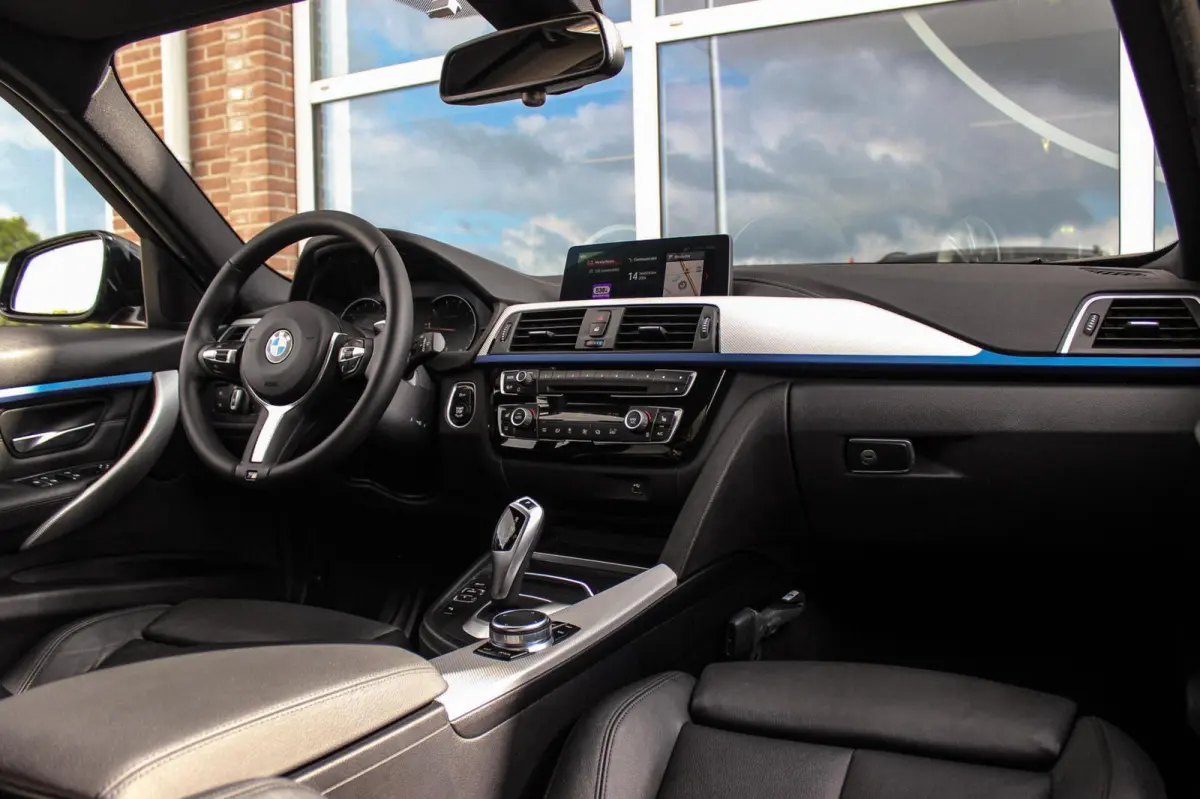 320i M Sport Edition | 2e eigenaar | NL auto | Camera | HiFi audio | Stoelverwarming | DAB | Head-up | Cruise control | LED | Park Assistant | PDC | Navigatie