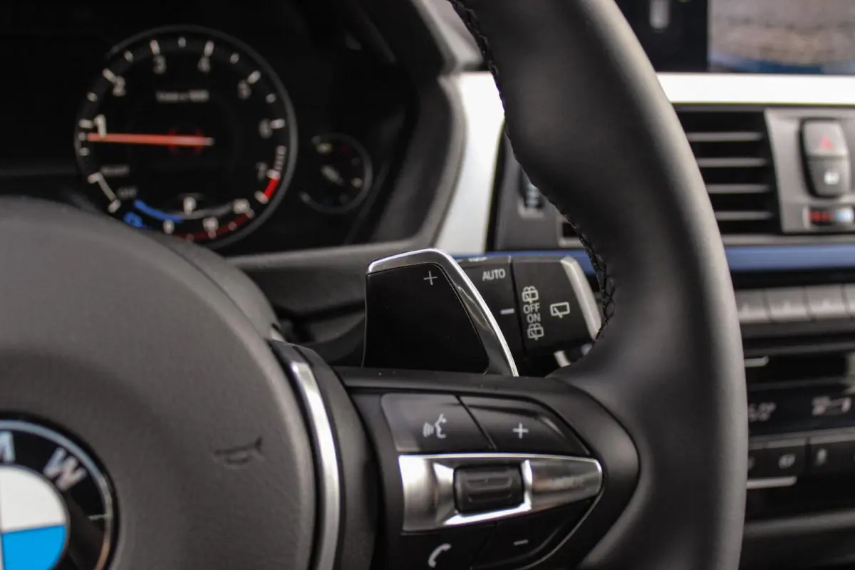 320i M Sport Edition | 2e eigenaar | NL auto | Camera | HiFi audio | Stoelverwarming | DAB | Head-up | Cruise control | LED | Park Assistant | PDC | Navigatie