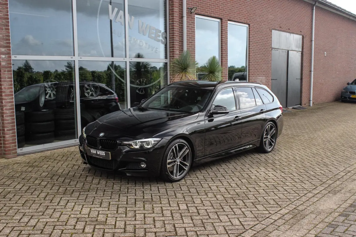 320i M Sport Edition | 2e eigenaar | NL auto | Camera | HiFi audio | Stoelverwarming | DAB | Head-up | Cruise control | LED | Park Assistant | PDC | Navigatie