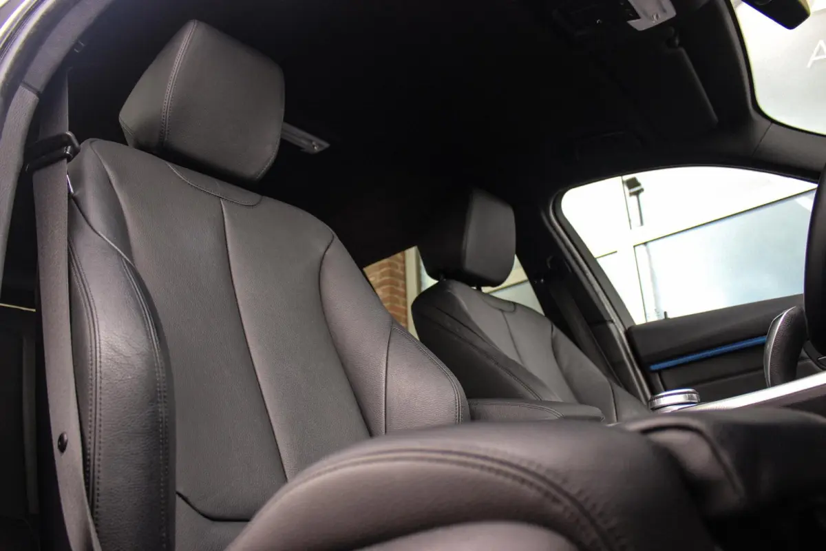 320i M Sport Edition | 2e eigenaar | NL auto | Camera | HiFi audio | Stoelverwarming | DAB | Head-up | Cruise control | LED | Park Assistant | PDC | Navigatie