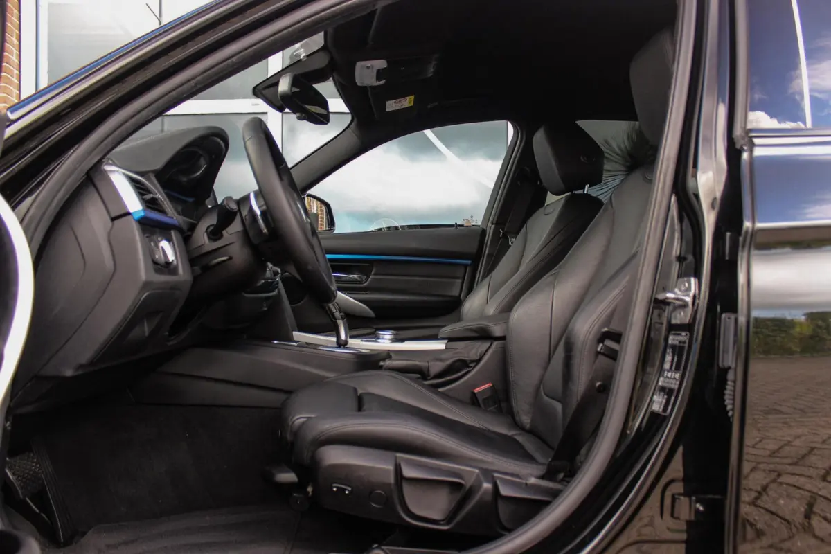 320i M Sport Edition | 2e eigenaar | NL auto | Camera | HiFi audio | Stoelverwarming | DAB | Head-up | Cruise control | LED | Park Assistant | PDC | Navigatie