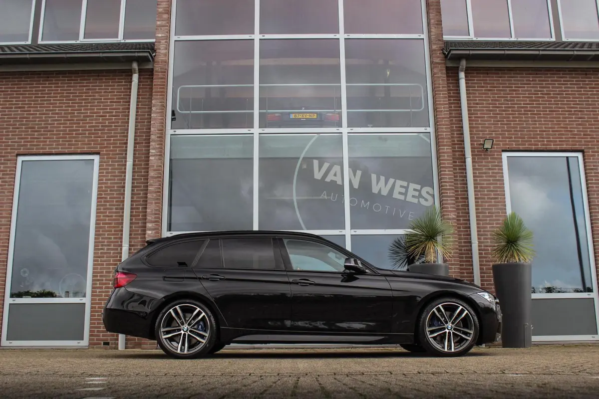 320i M Sport Edition | 2e eigenaar | NL auto | Camera | HiFi audio | Stoelverwarming | DAB | Head-up | Cruise control | LED | Park Assistant | PDC | Navigatie
