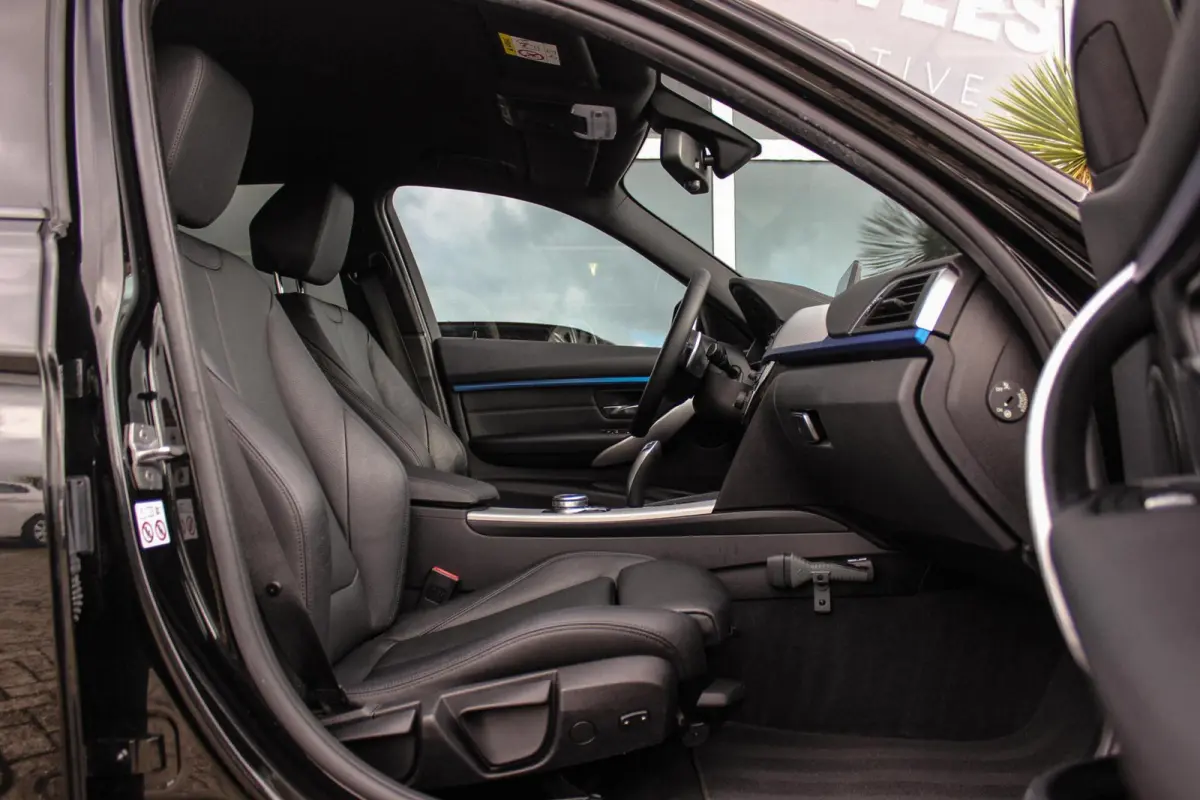 320i M Sport Edition | 2e eigenaar | NL auto | Camera | HiFi audio | Stoelverwarming | DAB | Head-up | Cruise control | LED | Park Assistant | PDC | Navigatie