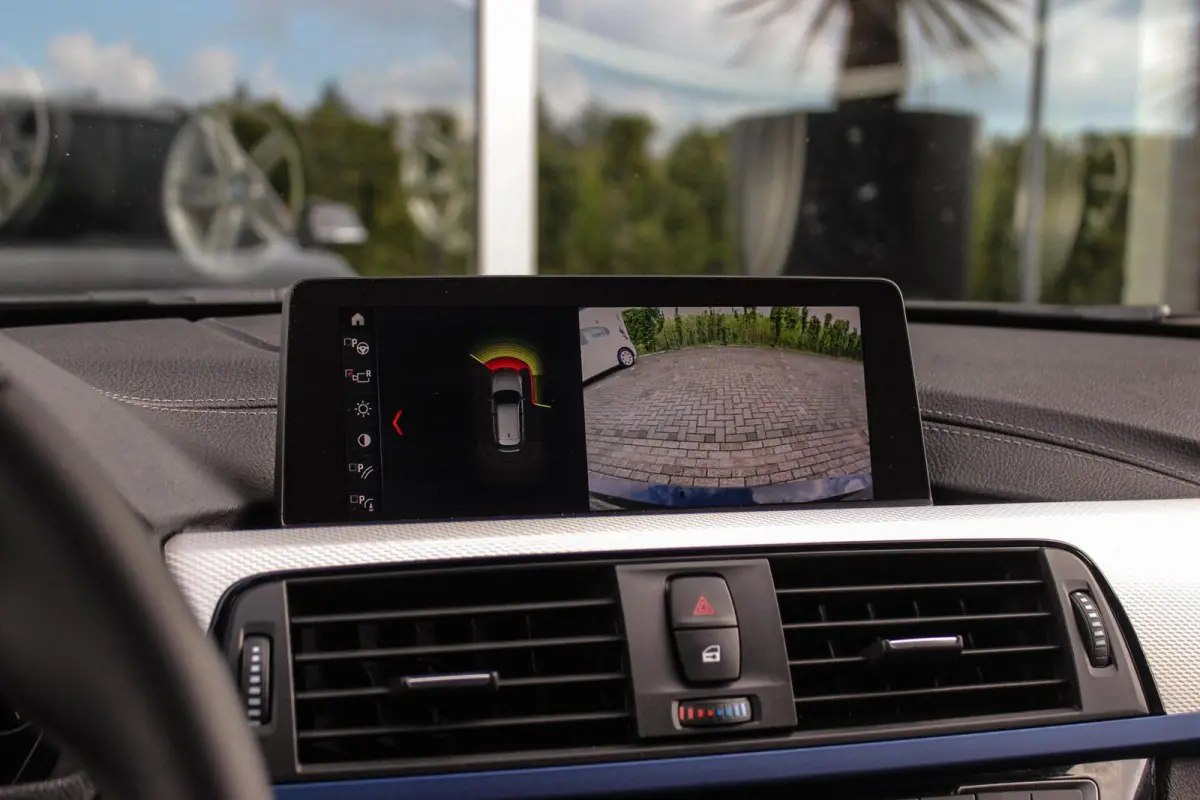 320i M Sport Edition | 2e eigenaar | NL auto | Camera | HiFi audio | Stoelverwarming | DAB | Head-up | Cruise control | LED | Park Assistant | PDC | Navigatie