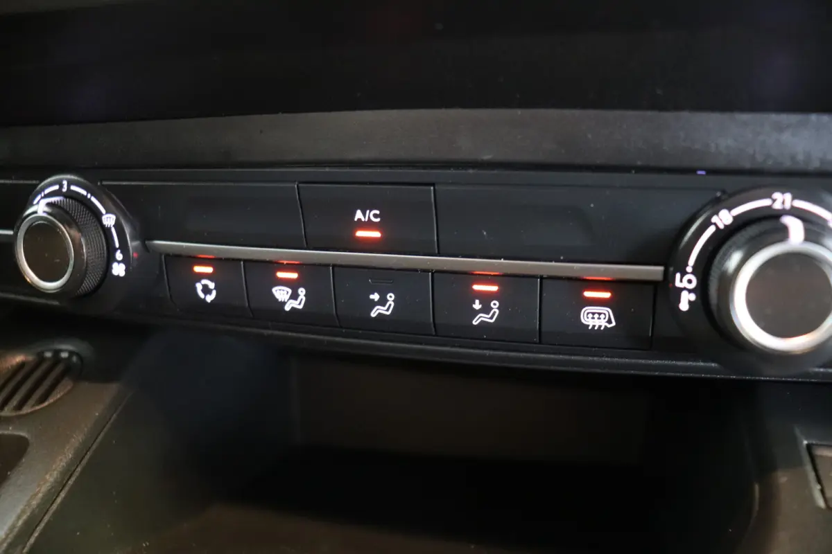 1.5 BlueHDI 130PK EURO 6 - Airco - Cruise - Camera - €9.950,- Excl.