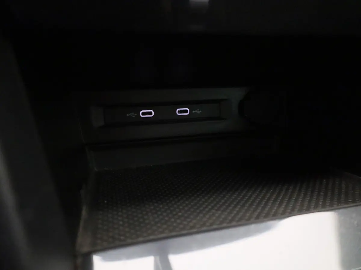 1.5 TSI Life | Automaat | LMV | Climate control | Camera | Stoel/Stuur verwarming | Navigatie | Bluetooth | Adaptive cruise | Parkeer sensoren | Apple carplay | Virtual cockpit | Trekhaak