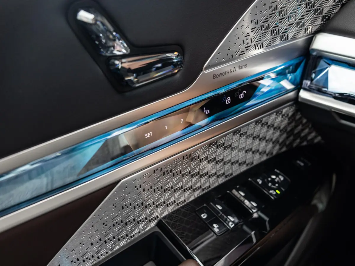 xDrive60 106 kWh | SOH 93 % | M-SPORT | SKYLOUNGE PANORAMADAK | 21 INCH | AUTOMATIC DOORS | SOFTCLOSE | BOWERS & WILKINS | INTEGRAL ACTIVE STEERING | DRIVING ASSIST PLUS | STOELMASSAGE V+A |