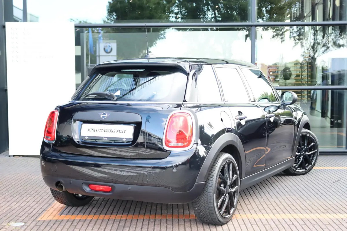 One | Parkeersensoren achter | Apple Carplay | Navigatie