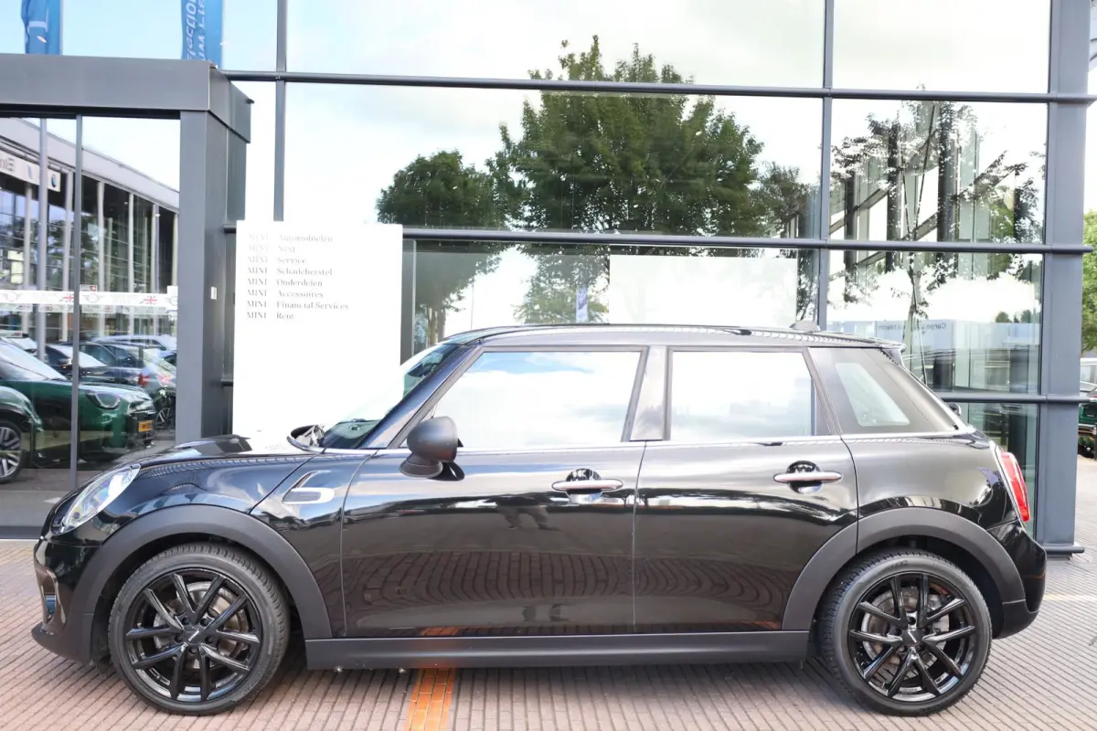 One | Parkeersensoren achter | Apple Carplay | Navigatie