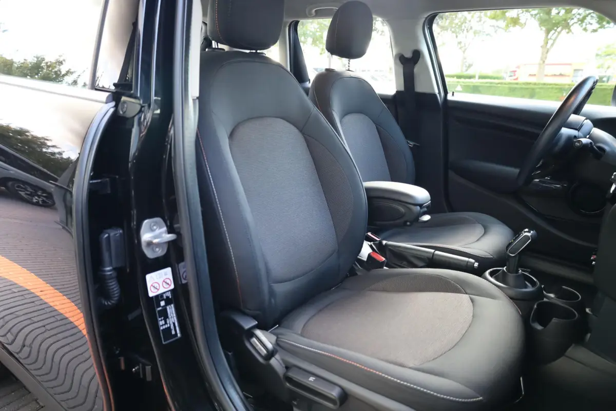 One | Parkeersensoren achter | Apple Carplay | Navigatie