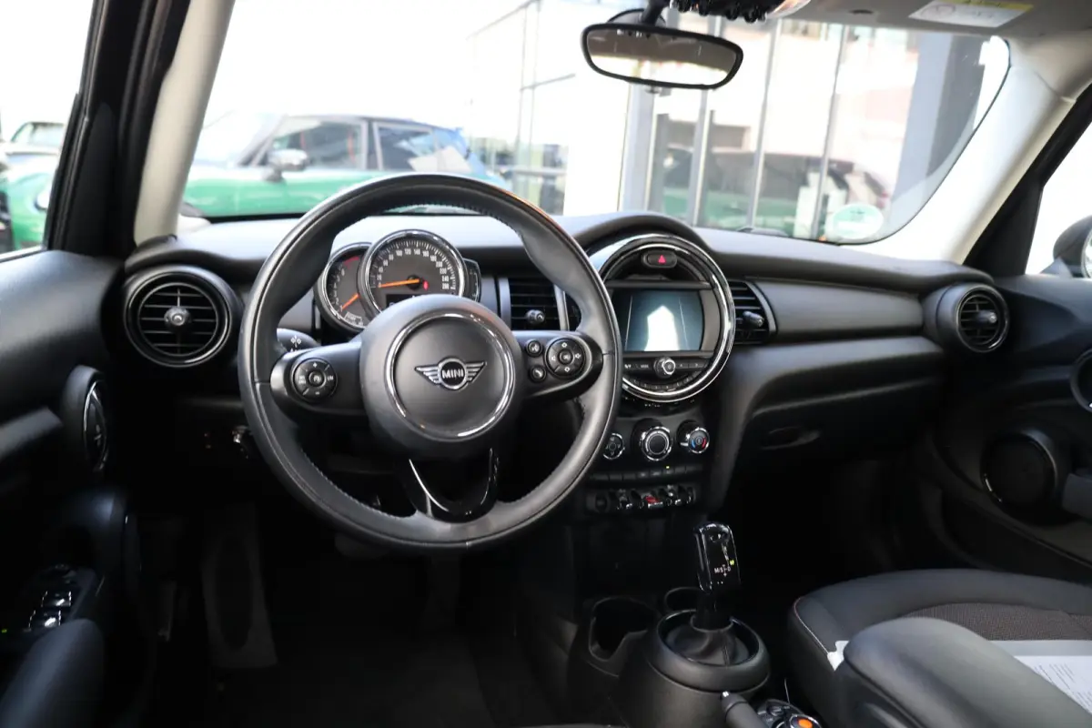One | Parkeersensoren achter | Apple Carplay | Navigatie