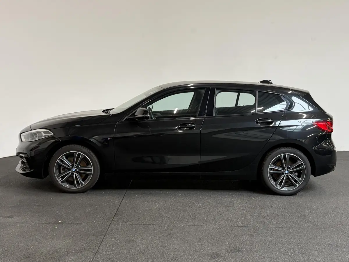 118i Executive Edition Navigatie Apple Carplay/Android Auto Adaptive Cruise Control Parkeersensoren Full LED Virtual Cockpit Climate Control